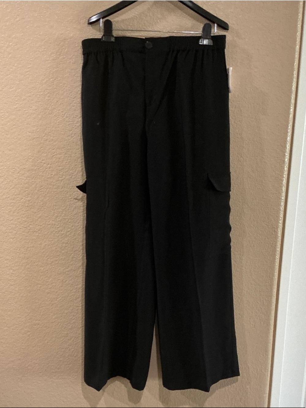 Black Men's Wide-Leg Cargo Pants